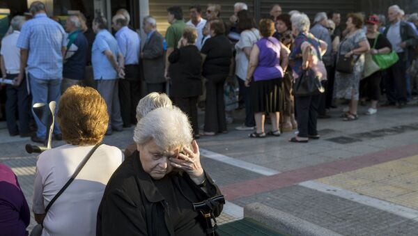 Људи у реду примају пензије испред Народне банке у Атини, Грчка, 2. јула, - Sputnik Србија