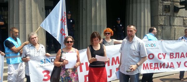 Протесни скуп испред зграде Синдикат новинара Србије и Професионално удружење новинара Србије - Sputnik Србија
