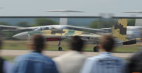 Руски ловац Су-35 током демонстративних летова на Међународном авијационо-космичком салону „МАКС-2011“ - Sputnik Србија