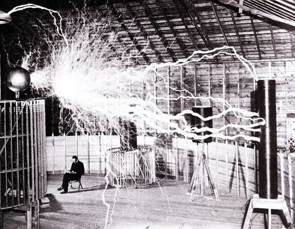 Hit na društvenim mrežama: Američka markica s natpisom — Nikola Tesla američko-srpski genije Hit na društvenim mrežama: Američka markica s natpisom — Nikola Tesla američko-srpski genije - Sputnik Srbija