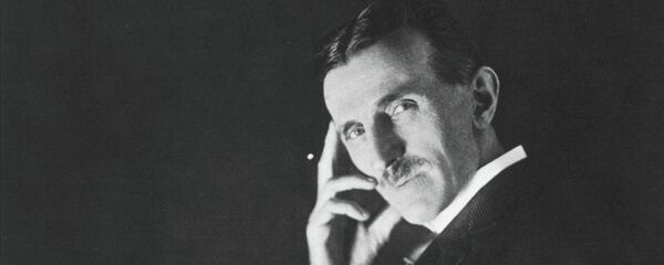 Сијалица гори у Теслиној руци Сијалица гори у Теслиној руци - Sputnik Србија