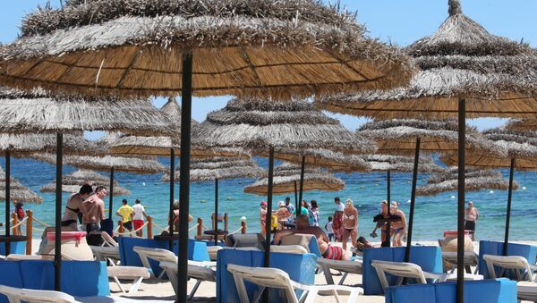 Turisti na plaži u tuniskom letovalištu Sus, četiri dana nakon terorističkog napada - Sputnik Srbija