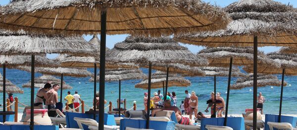 Turisti na plaži u tuniskom letovalištu Sus, četiri dana nakon terorističkog napada - Sputnik Srbija