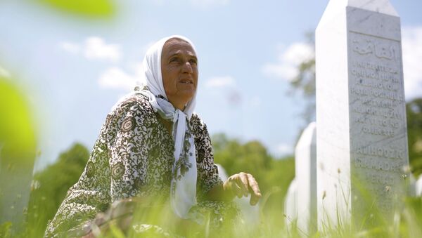Bosanska Muslimanka Izeta Alihodžić u memorijalnom centru Potočari kod Srebrenice - Sputnik Srbija