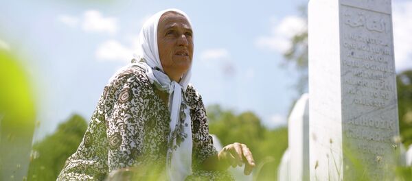 Bosanska Muslimanka Izeta Alihodžić u memorijalnom centru Potočari kod Srebrenice - Sputnik Srbija