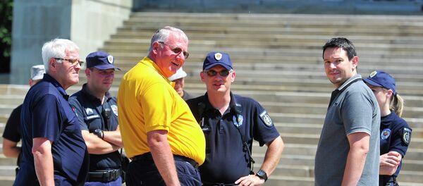 Војислав Шешељ испред Скупштине Војислав Шешељ испред Скупштине - Sputnik Србија