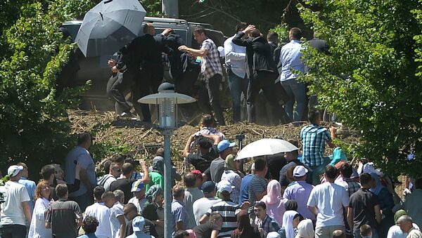 Masa gađa Vučića u Srebrenici - Sputnik Srbija