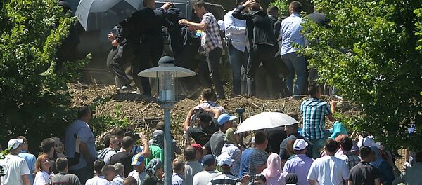 Masa gađa Vučića u Srebrenici Masa gađa Vučića u Srebrenici - Sputnik Srbija