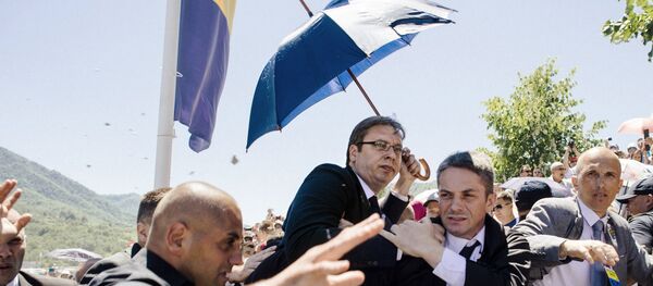 Телохранитељи штите Александра Вучића приликом напада у Сребреници - Sputnik Србија