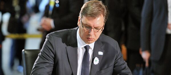 Александар Вучић се уписује у књигу жалости у меморијалном центру Поточари, Сребреница Александар Вучић се уписује у књигу жалости у меморијалном центру Поточари, Сребреница - Sputnik Србија