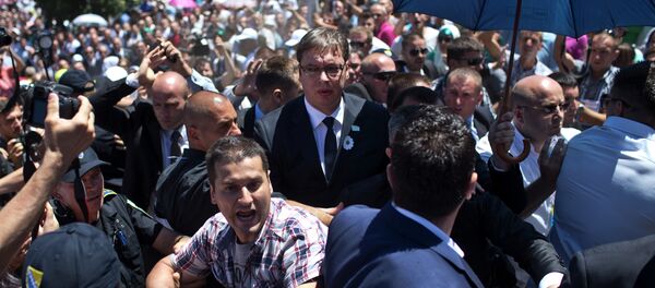 Telohranitelji štite Aleksandra Vučića prilikom napada u Srebrenici - Sputnik Srbija