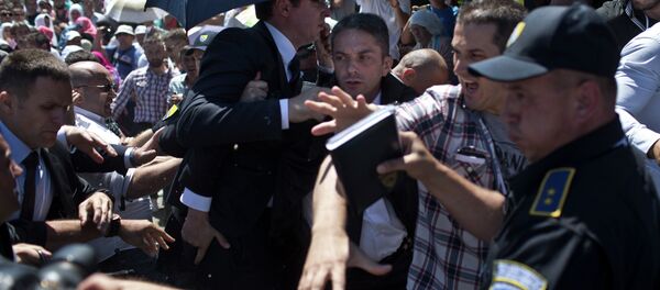 Телохранитељи штите Александра Вучића приликом напада у Сребреници - Sputnik Србија