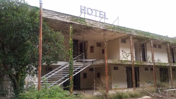 Zapušteno novosadsko odmaralište u Igranima kod Makarske, nekada jedan od najlepših hotela jadranske obale, čeka novog - starog vlasnika - Sputnik Srbija