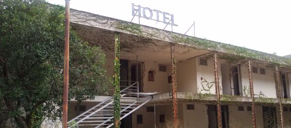 Запуштено новосадско одмаралиште у Игранима код Макарске, некада један од најлепших хотела јадранске обале, чека новог - старог власника - Sputnik Србија