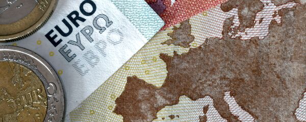 Novčanice i kovanice evra na mapi Evrope Novčanice i kovanice evra na mapi Evrope - Sputnik Srbija