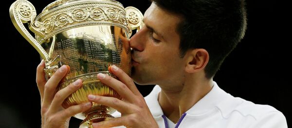 Новак са трофејом Вимблдона у рукама - Sputnik Србија