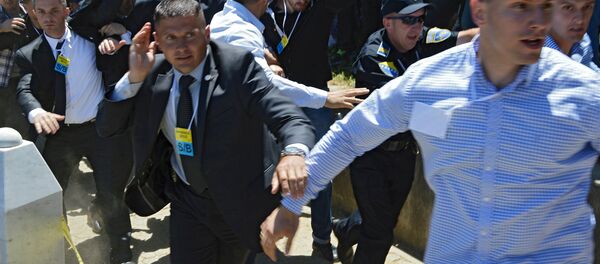 Напад на премијера Србије Александра Вучића у Сребреници Напад на премијера Србије Александра Вучића у Сребреници - Sputnik Србија