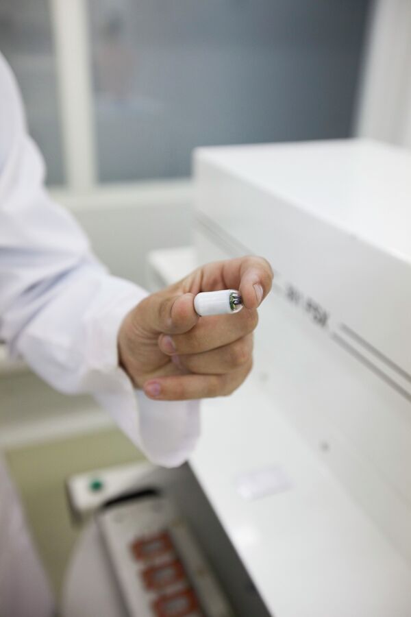 Omanja kapsula za jednokratnu upotrebu, koja ima sopstveni izvor napajanja i minijaturnu kameru u boji  - Sputnik Srbija