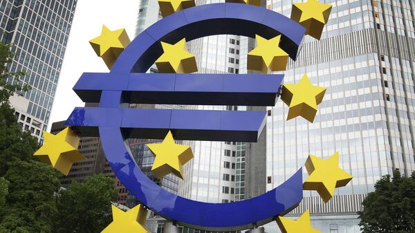 Bivše sedište ECB u Frankvurtu i logo evra - Sputnik Srbija