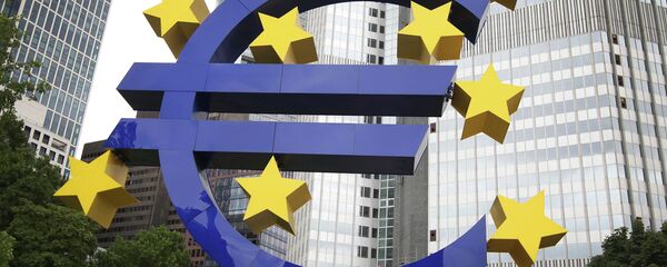 Бивше седиште ЕЦБ у Франквурту и лого евра - Sputnik Србија