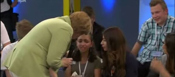 Angela Merkel rasplakala devojčicu iz Palestine - Sputnik Srbija