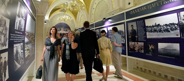 Посетиоци на свечаном отварању изложбе Четири века дома Романових - буђење сећања у Крипти Храма Светог Саве. - Sputnik Србија