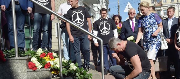 Полагање цвећа испред холандске амбасаде у Кијеву на годишњицу рушења малезијског МХ17 авиона. - Sputnik Србија