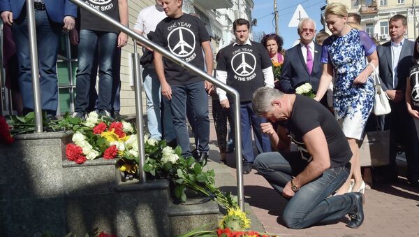 Polaganje cveća ispred holandske ambasade u Kijevu na godišnjicu rušenja malezijskog MH17 aviona. - Sputnik Srbija
