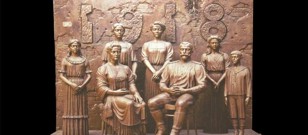 Ноћ у кући Ипатијевих у бронзи, дело Зураба Церетелија, на коме је радио 36 година. Ноћ у кући Ипатијевих у бронзи, дело Зураба Церетелија, на коме је радио 36 година. - Sputnik Србија