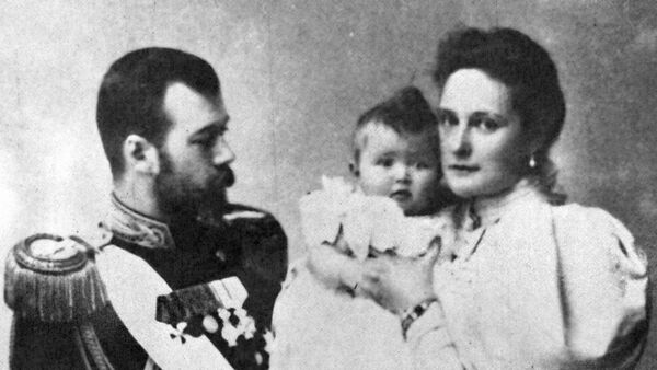 Car Nikolaj Romanov sa ženom Aleksndrom Fedorova i ćerkom Olgom - Sputnik Srbija