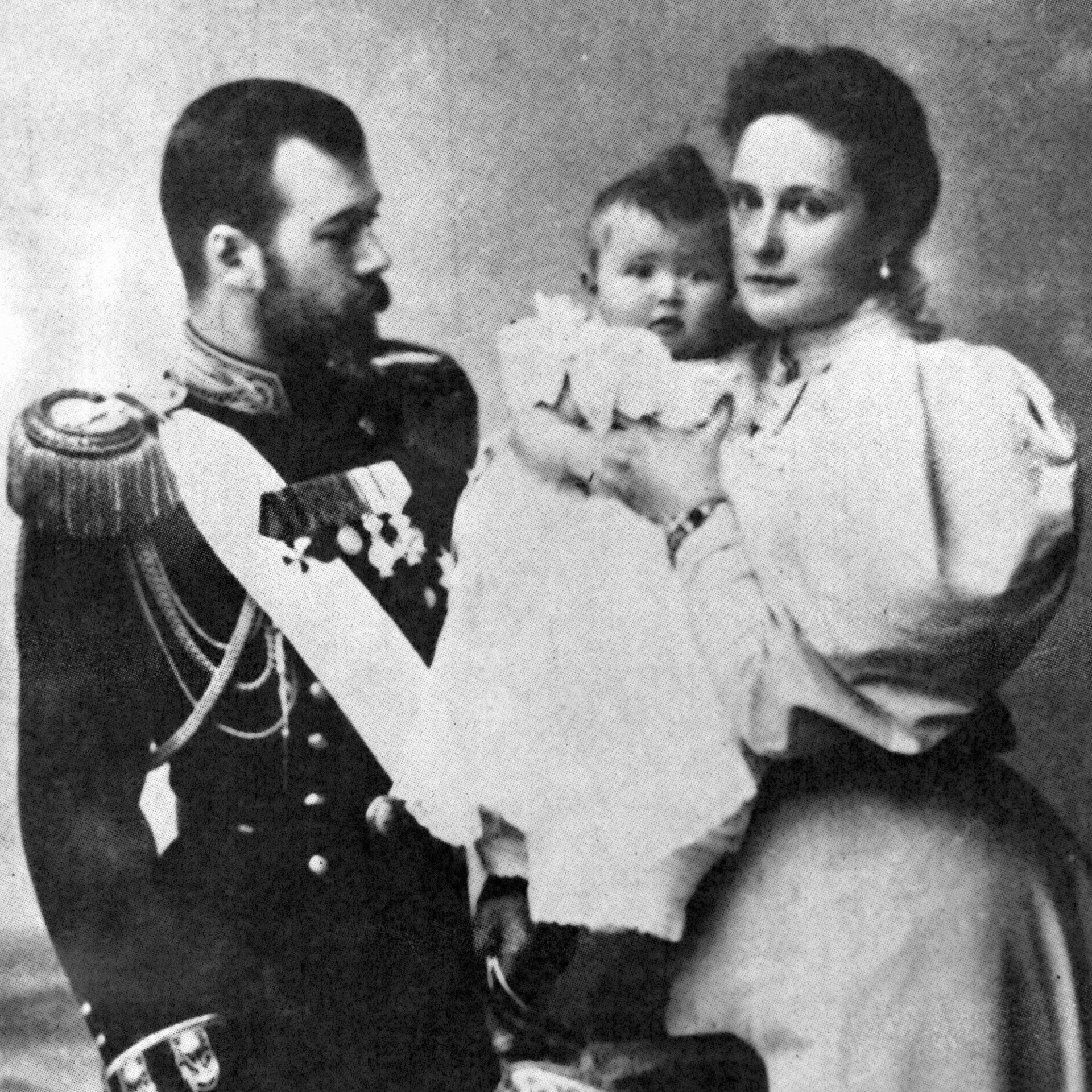 Car Nikolaj Romanov sa ženom Aleksndrom Fjodorovnom i ćerkom Olgom - Sputnik Srbija, 1920, 17.07.2023