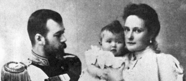 Цар Николај Романов са женом Алексндром Фјодоровном и ћерком Олгом Цар Николај Романов са женом Алексндром Фјодоровном и ћерком Олгом - Sputnik Србија