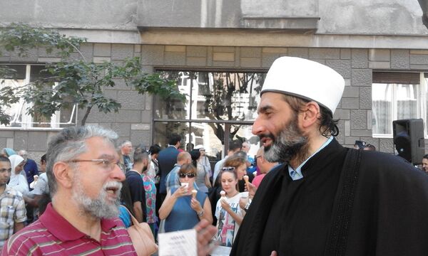Муфтија Јусуфспахић у разговору са грађанима током традиционалне бајрамске софре на коју су добродошли сви Београђани Муфтија Јусуфспахић у разговору са грађанима током традиционалне бајрамске софре на коју су добродошли сви Београђани - Sputnik Србија