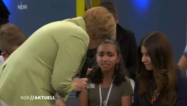 Angela Merkel tokom emisije sa devojčicom koja se rasplakala - Sputnik Srbija