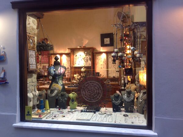 Nema praznih rafova u prodavnicama, nestašice lekova... - Sputnik Srbija