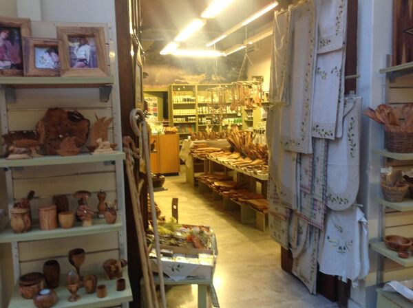 Puni rafovi u grčkoj prodavnici - Sputnik Srbija