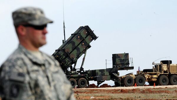 Američki vojnik stoji pored sistema patriot - Sputnik Srbija
