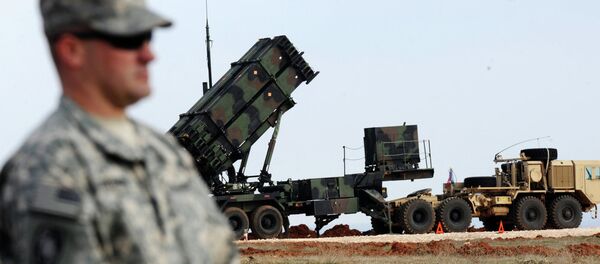 Američki vojnik stoji pored sistema patriot - Sputnik Srbija