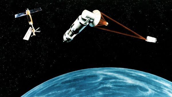 Umetnički prikaz iz 1984. satelita opremljenog laserom kako puca na drugi - Sputnik Srbija