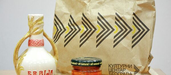 Поклон новинарима од премијера Србије Александра Вучића Поклон новинарима од премијера Србије Александра Вучића - Sputnik Србија