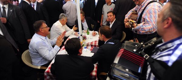 Премијер Србије Александар Вучић и чланови Председништва БиХ Драган Човић, Младен Иванић и Бакир Изетбеговић прошетали су данас Кнез Михајловом улицом у Београду и сели у башту ресторана Коларац на освежење. Премијер Србије Александар Вучић и чланови Председништва БиХ Драган Човић, Младен Иванић и Бакир Изетбеговић прошетали су данас Кнез Михајловом улицом у Београду и сели у башту ресторана Коларац на освежење. - Sputnik Србија