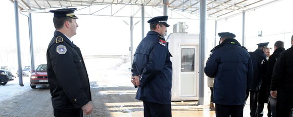 Srpska i kosovska policija na prelazu Merdare Srpska i kosovska policija na prelazu Merdare - Sputnik Srbija