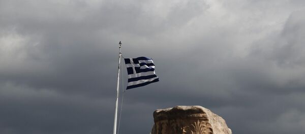 Грчка застава испред сломљног античког стуба на Акропољу - Sputnik Србија