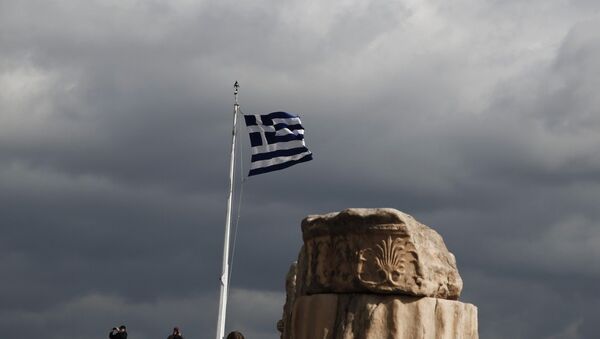 Grčka zastava ispred slomljnog antičkog stuba na Akropolju - Sputnik Srbija