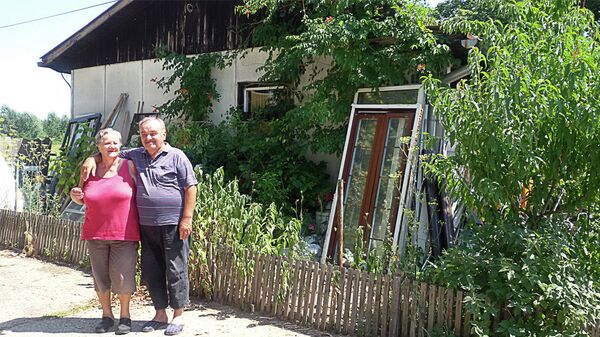 Dušanka i Milan Pjevalica ispred barake u Kolektivnom centru u Krnjači - Sputnik Srbija
