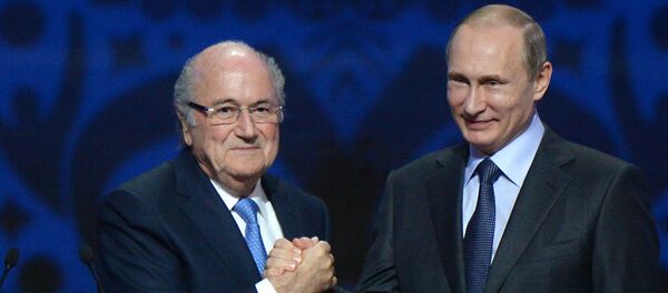 Предсеник Русије Владимир Путин и Сеп Блатер на церомонји жреба у Санкт Петербургу Предсеник Русије Владимир Путин и Сеп Блатер на церомонји жреба у Санкт Петербургу - Sputnik Србија