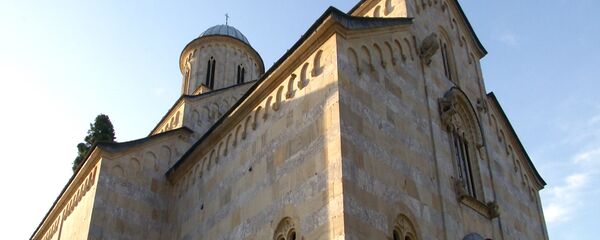 Manastir Visoki Dečani je zadužbina kralja Stefana III Dečanskog i cara Dušana. Gradnja je završena 1335. godine, a freske su završene oko 1350. godine. Manastir je posvećen Hristu Pantokratoru i Vaznesenju Gospodnjem - Spasovdanu. Manastir Visoki Dečani je zadužbina kralja Stefana III Dečanskog i cara Dušana. Gradnja je završena 1335. godine, a freske su završene oko 1350. godine. Manastir je posvećen Hristu Pantokratoru i Vaznesenju Gospodnjem - Spasovdanu. - Sputnik Srbija