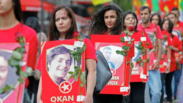 Prevedi sa jezika: engleski Kurdski demonstranti protestuju u Parizu, Francuska, u subotu, 25. jula, 2015, osuđujući smrt 32 ljudi u samoubilačkom bombaškom napadu u ponedeljak, 20. jula na jugoistoku Turske. - Sputnik Srbija