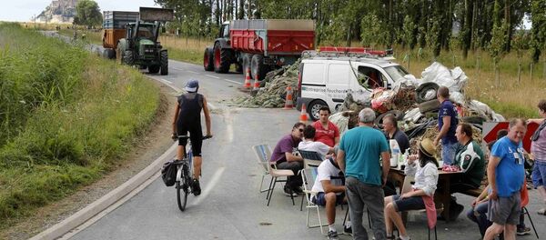 Француски фармери блокирају путеве камионима из Немачке и Шпаније Француски фармери блокирају путеве камионима из Немачке и Шпаније - Sputnik Србија
