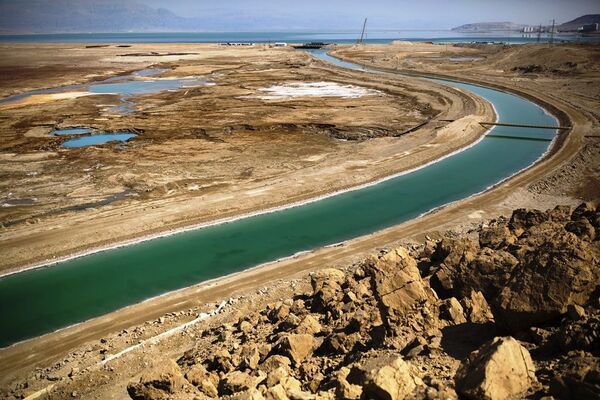 Огромне рупе некад величине кошаркашког терена или површине двоспратне зграде. Огромне рупе некад величине кошаркашког терена или површине двоспратне зграде. - Sputnik Србија